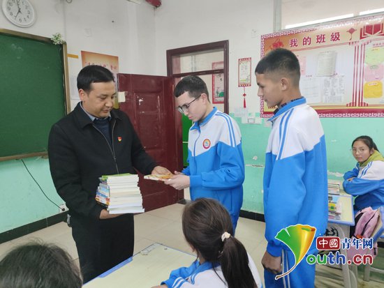 新疆农大研支团在和田为洛浦县<em>五中</em>捐赠图书