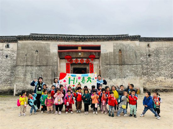 龙南市杨村镇中心幼儿园东水教学班开展春游活动