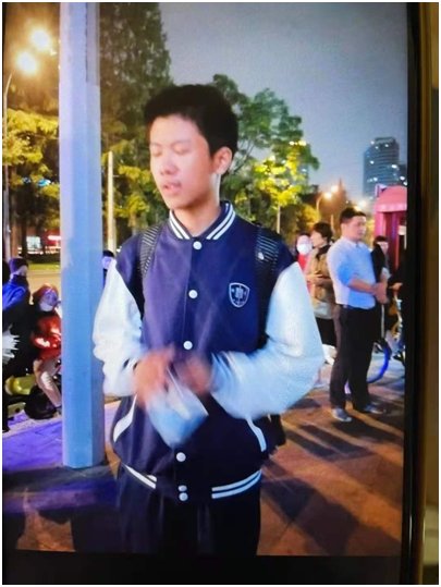 老人突发大面积心梗倒在街头，上海高一学生“教科书式”急救