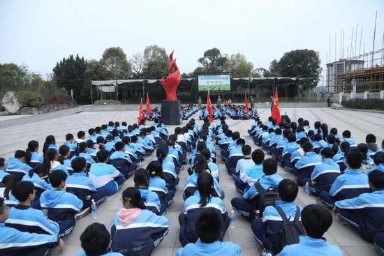 重庆市兼善中学初一年级祭扫<em>王</em>朴烈士陵园