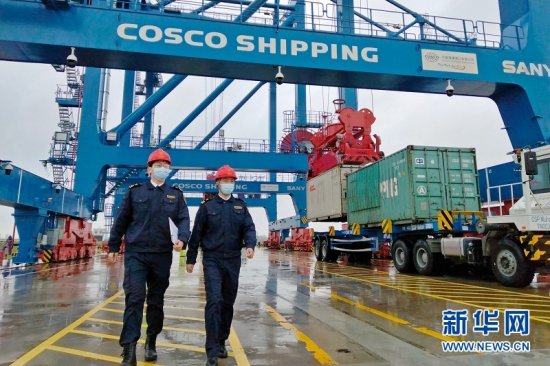 <em>武汉阳逻</em>国际港水铁联运二期码头开启外贸业务