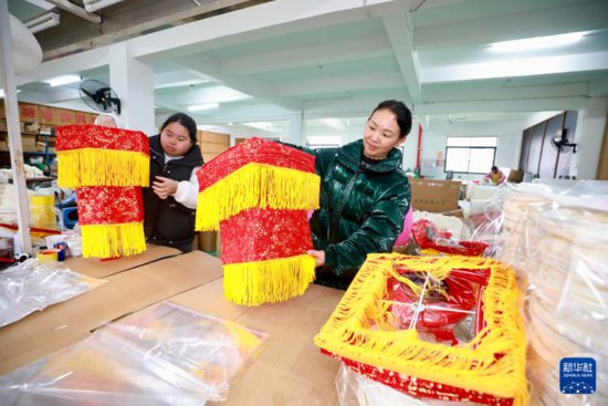福建南平：扎纸灯笼助力妇女就业