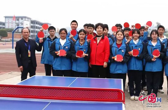 自贡大安区：乒乓球世界冠军童玲访问牛佛中学 激励学生体育精神