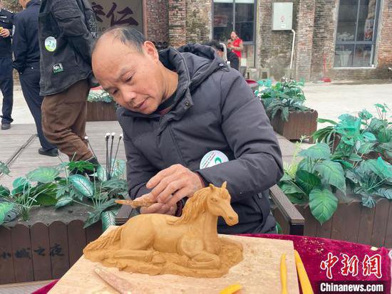 全国“泥匠”拼技艺 中国动物雕塑之乡上演“化腐朽为神奇”