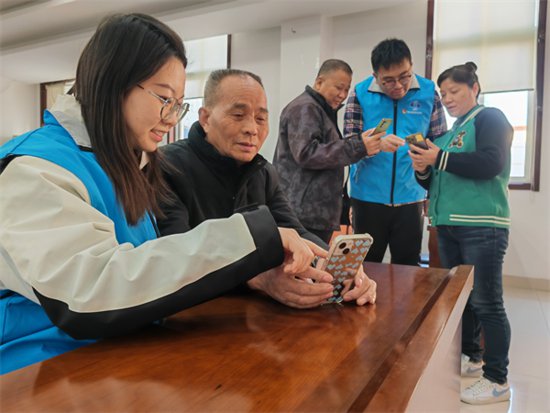 扬州邗江区：“银龄乐学”让老年人拥抱数字生活
