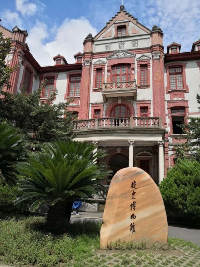 先秦的踞织机、<em>最大抹香鲸</em>标本……上海高校博物馆有多丰富？