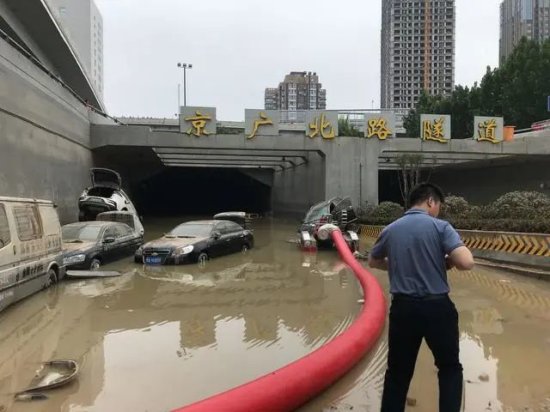 郑州京广隧道拖出200多辆车，罹难者家属趴在泥水里哭