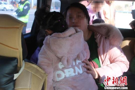 两儿童被藏后备箱乘车赶庙会 司机涉超载受罚