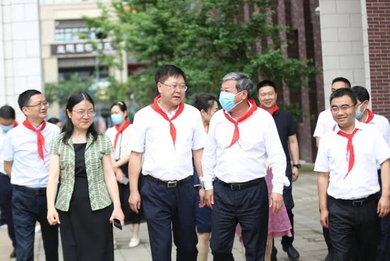 <em>重庆市副市长</em>熊雪走访慰问南坪实验小学并送上“六一”祝福