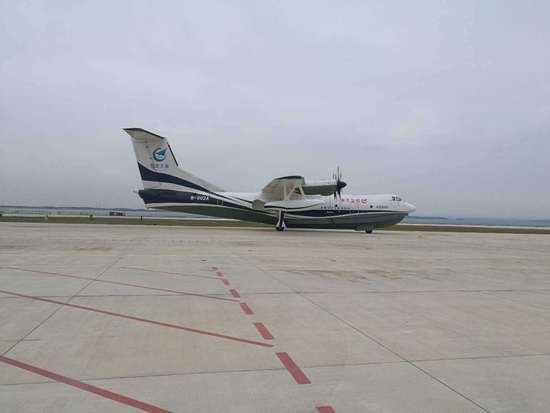 中国大型水陆两栖飞机AG600成功水上首飞