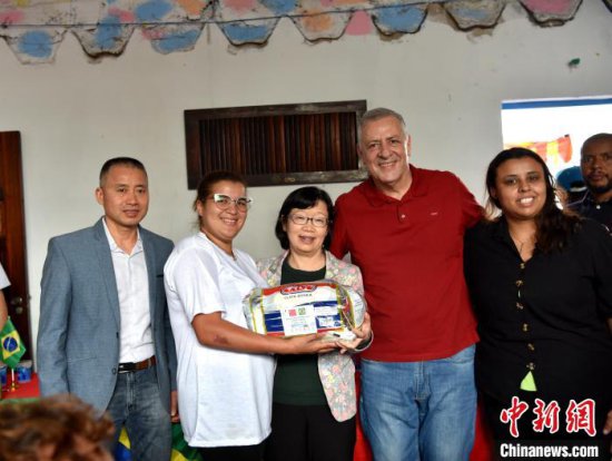 纪念巴西“中国移民日” 圣保罗华社向贫困家庭<em>赠</em>2000个食物<em>篮</em>