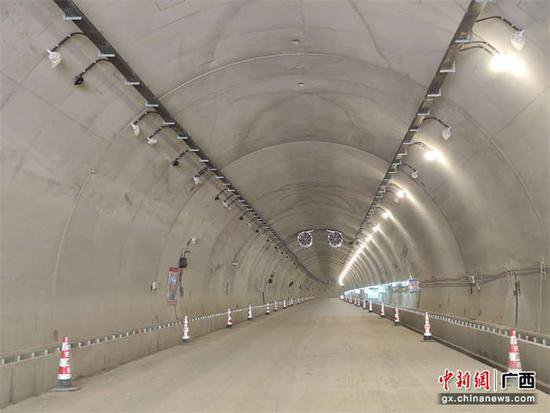 那平高速机电项目完成部分隧道照明灯具安装工作