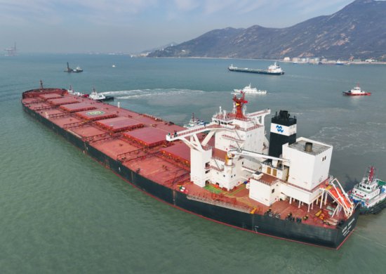 连云港海事保障40万吨级散<em>货船</em>“巴西矿石”轮安全进港