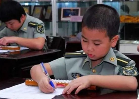 河南神童何雪豪：5岁获世界大奖，8岁被特招入伍，现状如何？