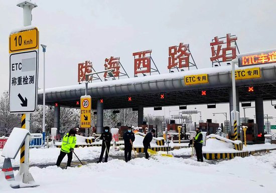 原交发郑州分公司积极应对冰雪天气除雪保通在行动
