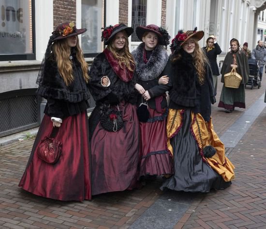 荷兰小镇举办“<em>狄更斯</em>节” 市民乔装打扮成小说人物亮相街头