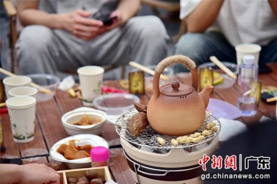 广东佛山：艺术花园上演“围炉<em>煮</em>茶” 受游客欢迎