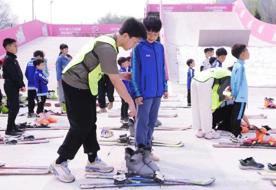 <em>辽宁省</em>全民冰雪运动会青少年滑雪公益活动启动
