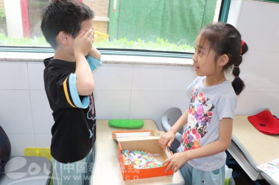 迷宫、大转盘、跳房子、猜盲盒…杭州市长寿桥小学的学生在课间...