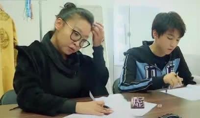 刘天池陪着王俊凯认真看剧本，网友想起了自己的班主任