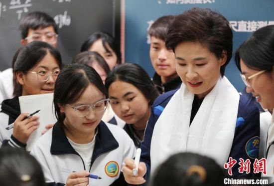 中国首位女航天员带藏乡学子“游”太空：有梦想，美好东西都能...