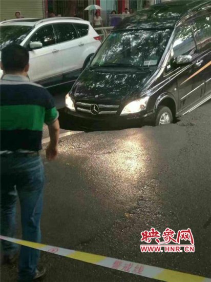 大雨致路面塌陷 郑州一男子刚买3天的奔驰遭殃了！