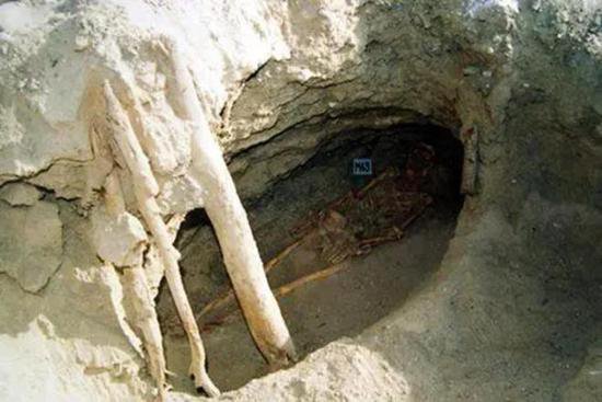 2002年，《东方时空》在罗布泊拍摄，竟发现有人从雅丹里面钻...