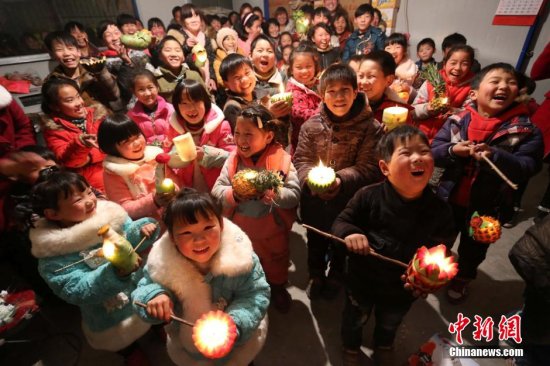 河南村庄一年一度“添灯节” 萝卜灯抢风头