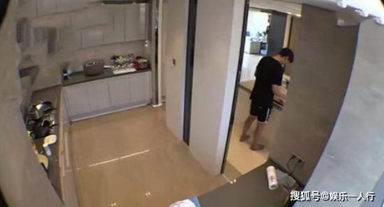 带你看看秋瓷炫在北京的豪宅，夫妻住两层的<em>别墅</em>，平均一人住一...