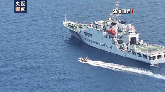 细节来了！中国海警在我黄岩岛海域开展海上救生训练