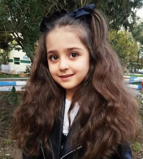 伊朗12岁“全球最美女孩”，因太美，上学被围观，父亲只能辞去...