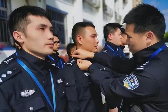 又缺背锅的了？上海公安招聘1038名辅警，网友炸锅，提四点质疑