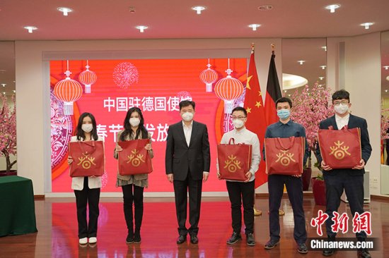 中国驻德国大使馆向旅德同胞发放“春节包”