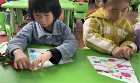 龙南市桃江中心幼儿园开展彩绘春天活动