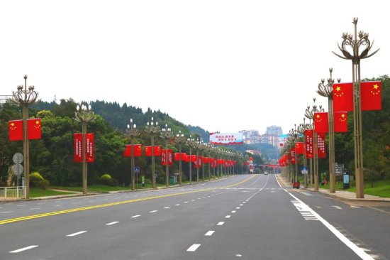 这个国庆，遂宁经开区街头处处飘起“中国红”!