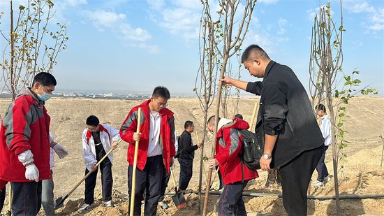 各大院校师生在东绕城植树 为米东“植绿增绿”