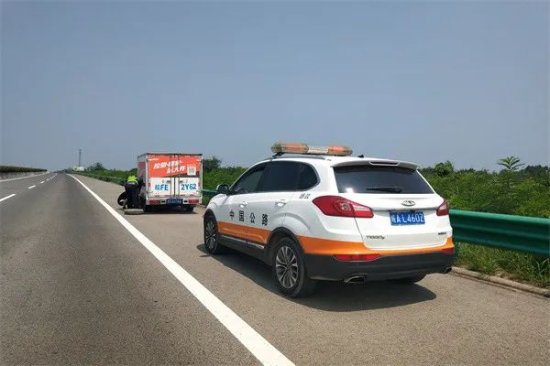 安徽省高速公路路政支队守护出行路 保障疫苗运输