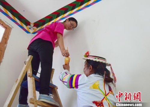 兰州大学学子携手留守妇女传承挖掘白马藏族文化