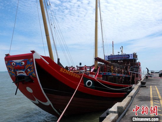 最大仿古福船“福宁”号在马来西亚马六甲交流