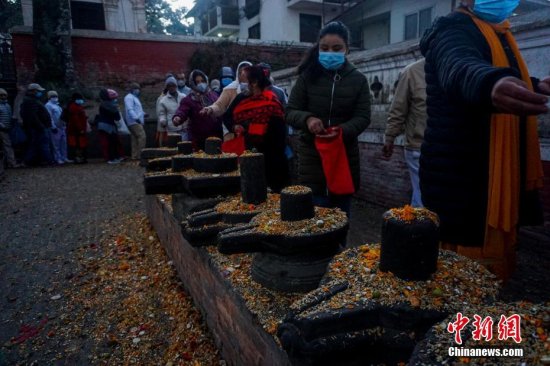 尼泊尔“亡人节” ：民众纪念<em>逝去的家人</em>