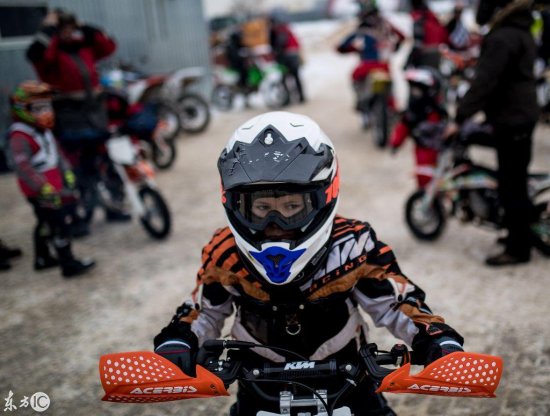 俄罗斯莫斯科 孩子们在莫斯科西部<em>的红色赛车</em>学校学习骑摩托车