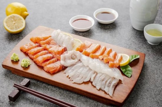 为什么外国人<em>可以吃生鱼片</em>，却不建议中国人吃？这4种鱼尽量少吃