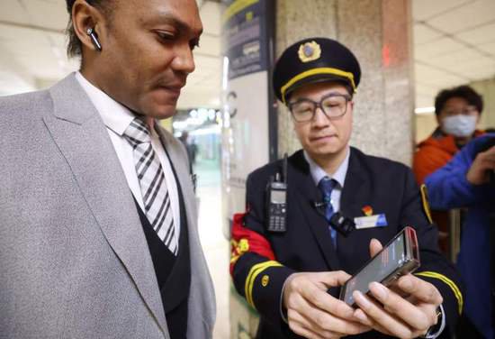 北京8座地铁站试配翻译机，今早东直门站为外籍乘客找回遗失物品