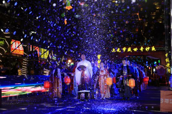 陕西咸阳：“穿越古今 相约老街”上元节盛世奇妙夜活动上演