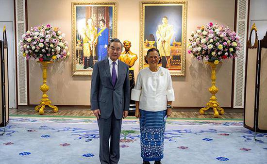 中国外长去泰国没见泰王，专程去拜访摄政公主，谁说女子不如男