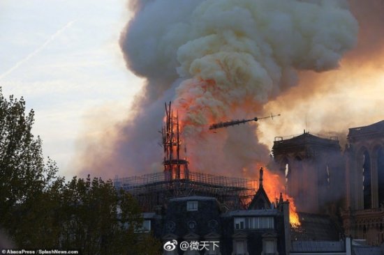<em>巴黎圣母院大火</em>！塔尖倒塌 法国总统马克龙称 将筹款重建