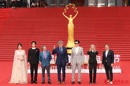 中外影人踏上第十四届北京国际电影节闭幕式红毯
