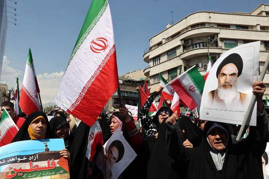 伊朗伊斯法罕发生爆炸 民众举行反以色列示威活动