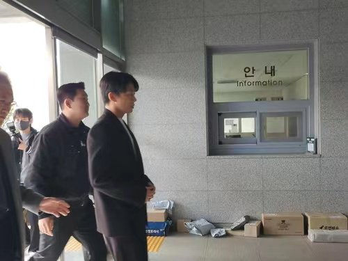 韩媒：涉嫌吸毒韩演员刘亚仁今天以嫌疑人身份到案，接受警方...