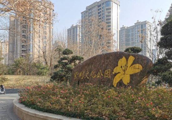 记者帮｜杭州这家公园把古诗搬上了大石，可惜多刻了一个字